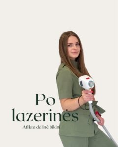 Moteris su lazerinės epiliacijos aparatu rankoje