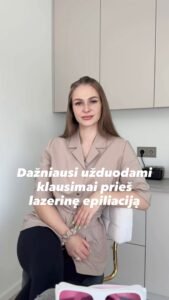 Moteris klinikoje kalba apie lazerinę epiliaciją